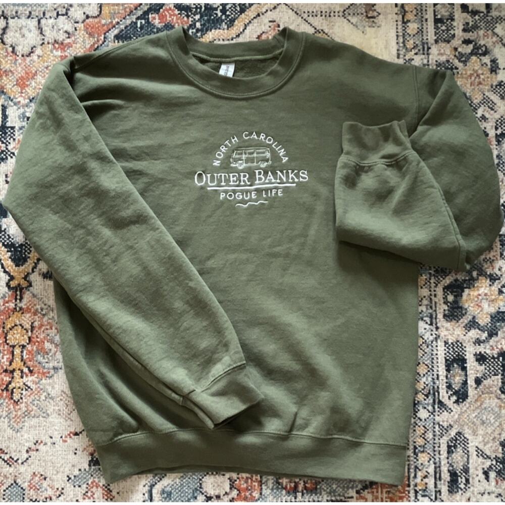 Gildan Heavy Blend Green Outer Banks Pogue Life Graphic Crew Sweatshirt Men's M